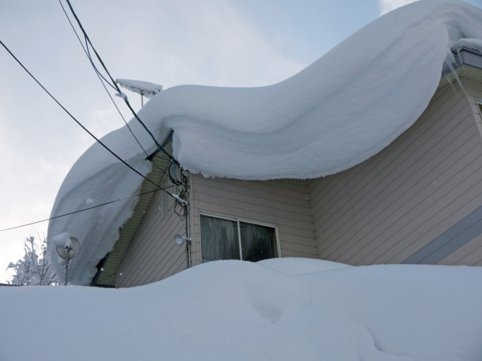 Heavy snowdrift on the roof  Small